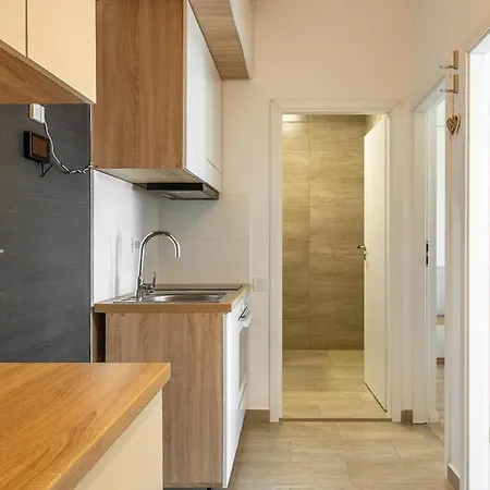 Snuggle Stop Plaza Apartment