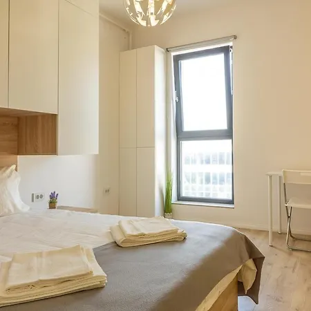 Snuggle Stop Plaza Apartment *